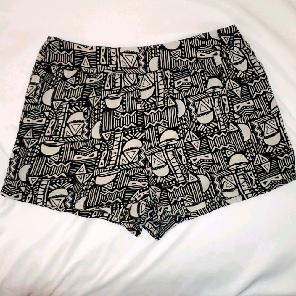Forever 21 Light Weight Flowy Summer Shorts Black and White 339